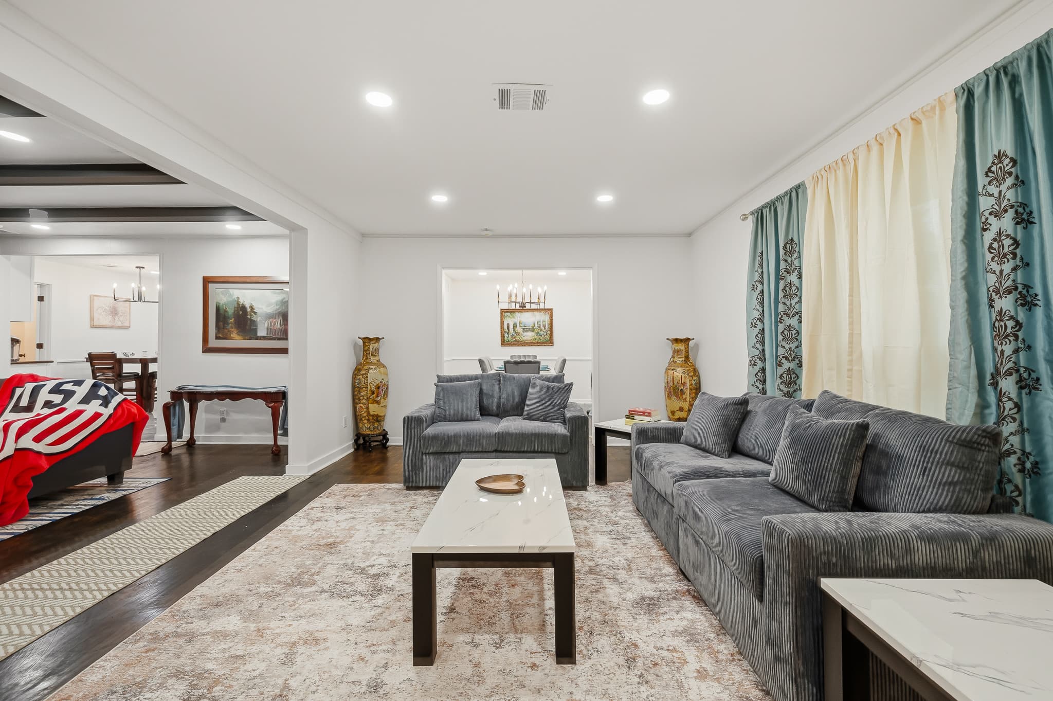 Living room with two sofas facing a low marble table