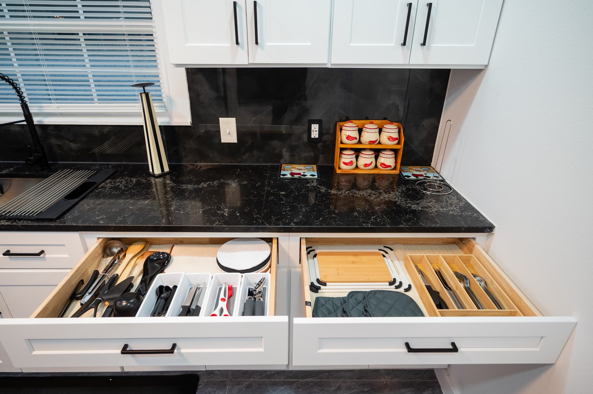 Kitchen worktop in black granite, with fitted drawers below